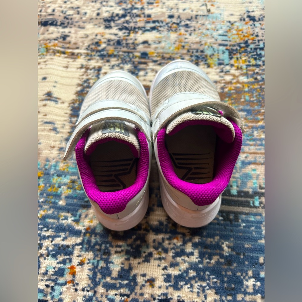 Toddler Girls Nike sneakers